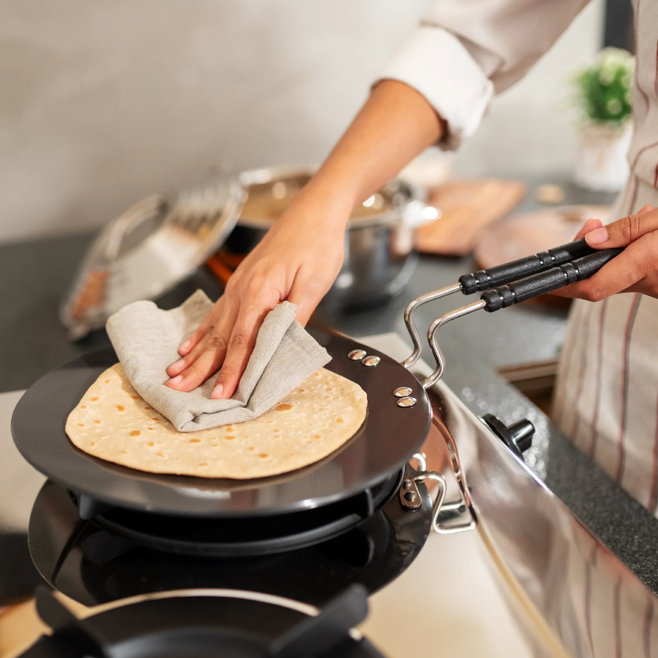 Endura Hard Anodized Roti Tawa 23cm - Master